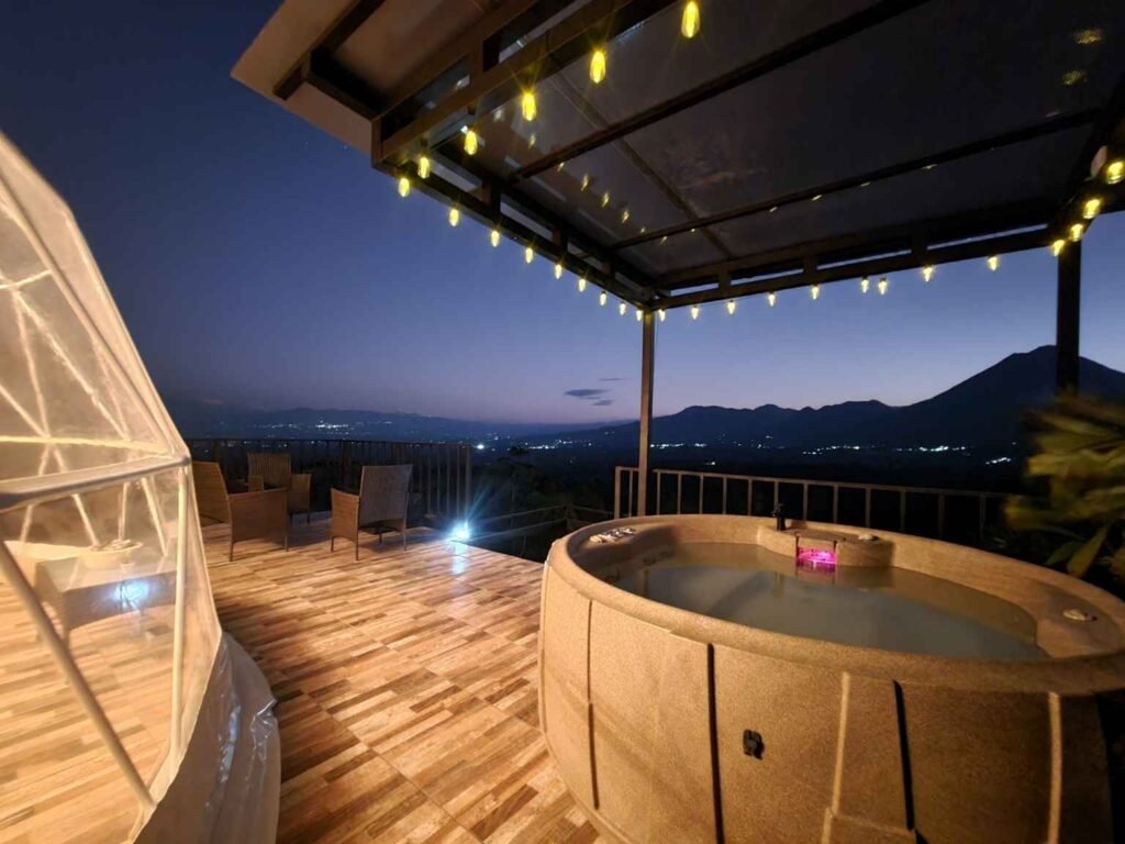 Glamping de Lujo en La Fortuna: Domos con Jacuzzi y Vistas al Volcán Arenal.